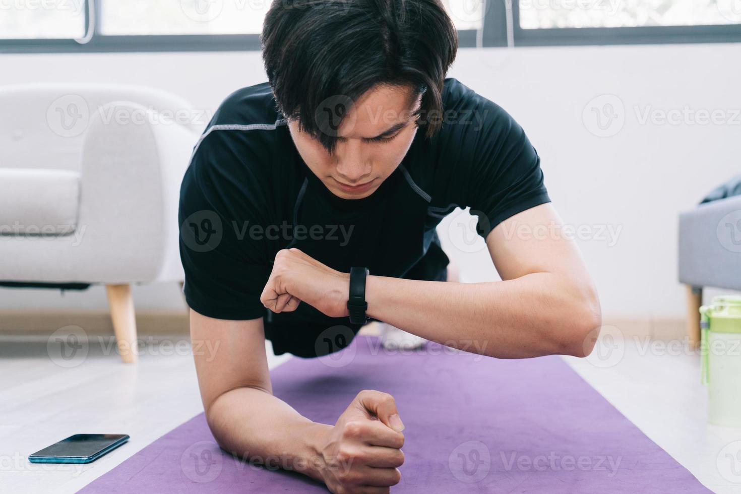 jovem asiático se exercitando em casa foto