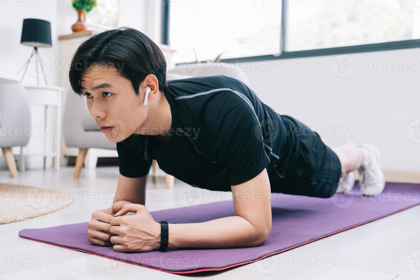 jovem asiático se exercitando em casa foto