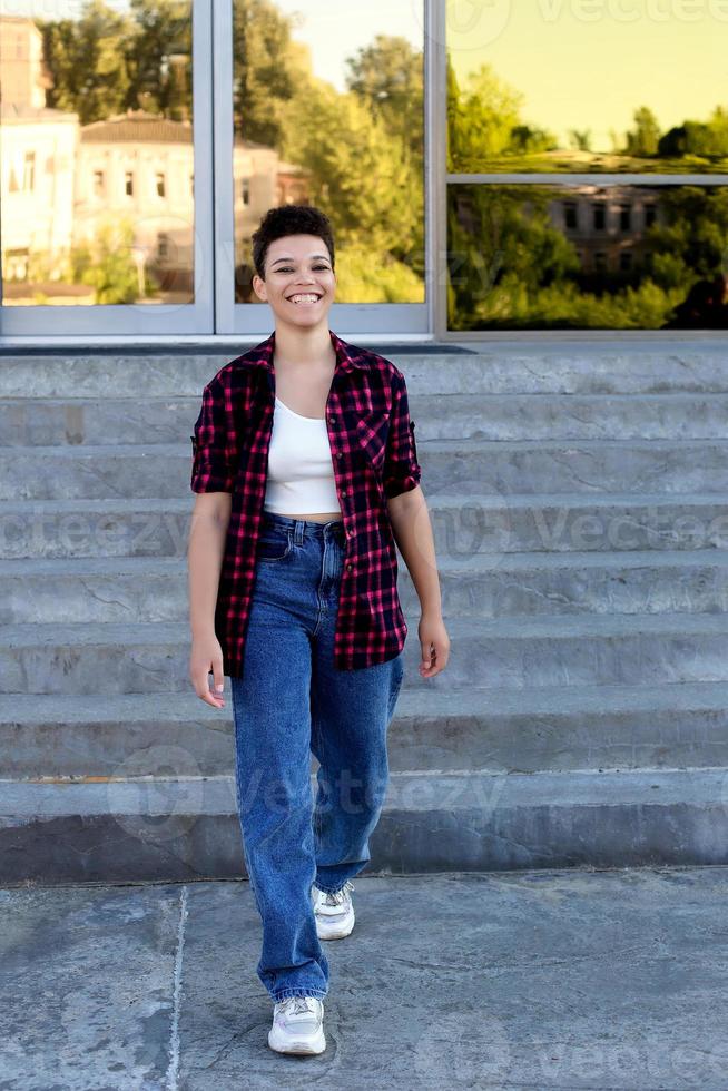 linda mulher afro-americana com cabelo curto no verão na rua foto