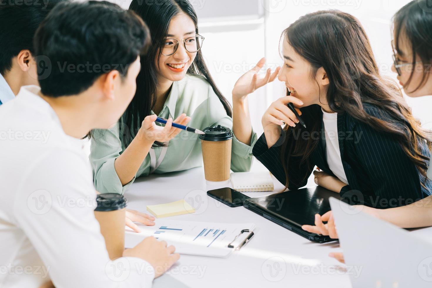 os membros da equipe de negócios estão discutindo os planos do próximo mês juntos foto