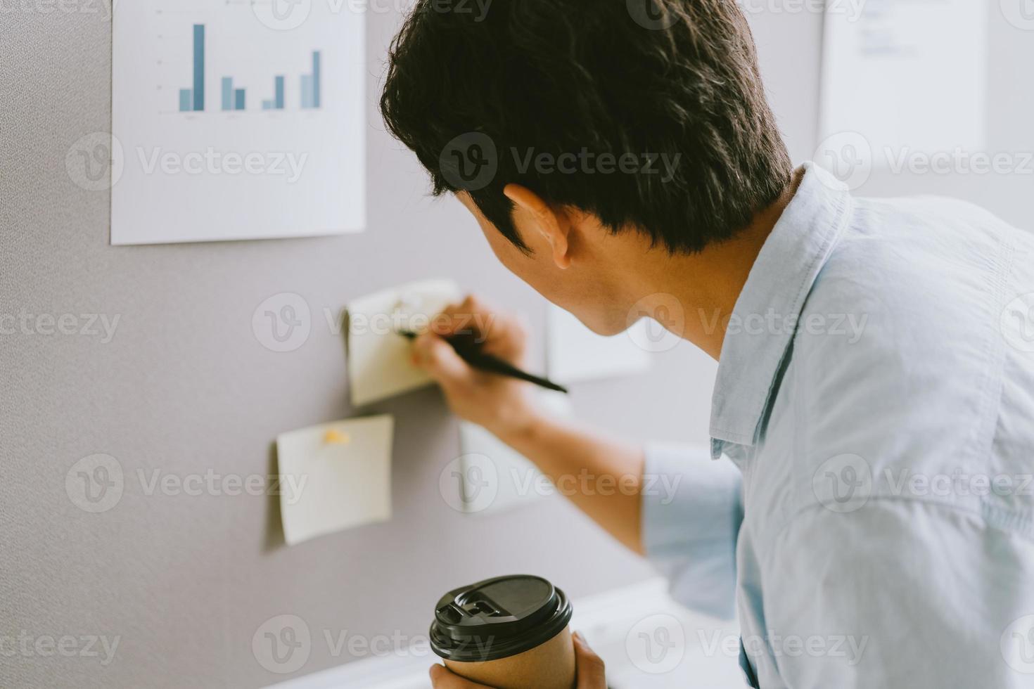 empresário asiático pensando em planos de crescimento foto