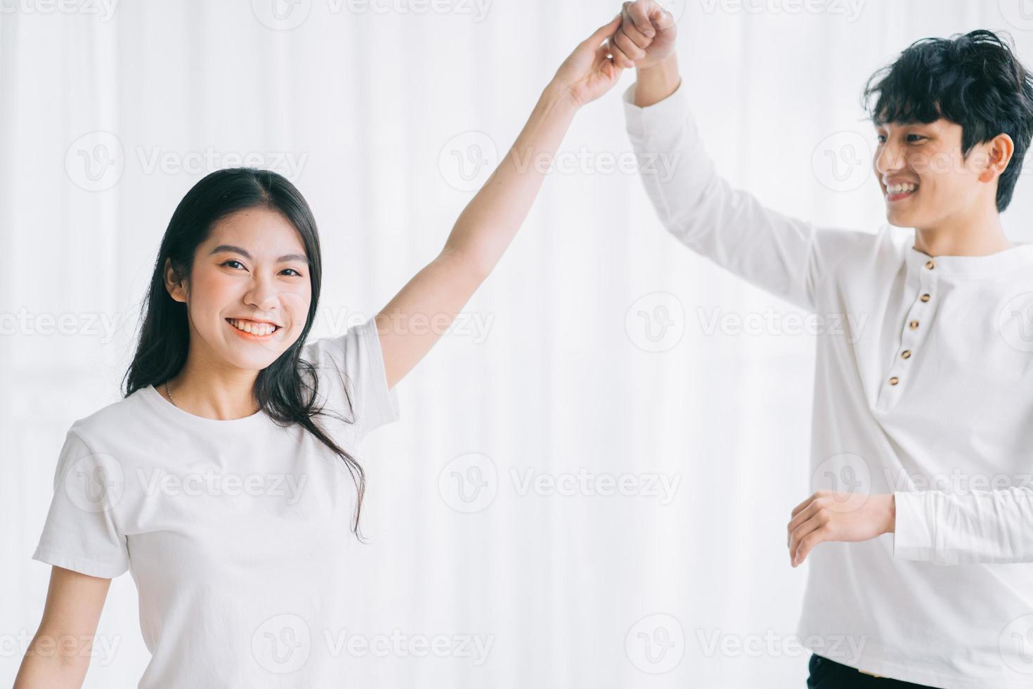 casal asiático dançando juntos no quarto foto