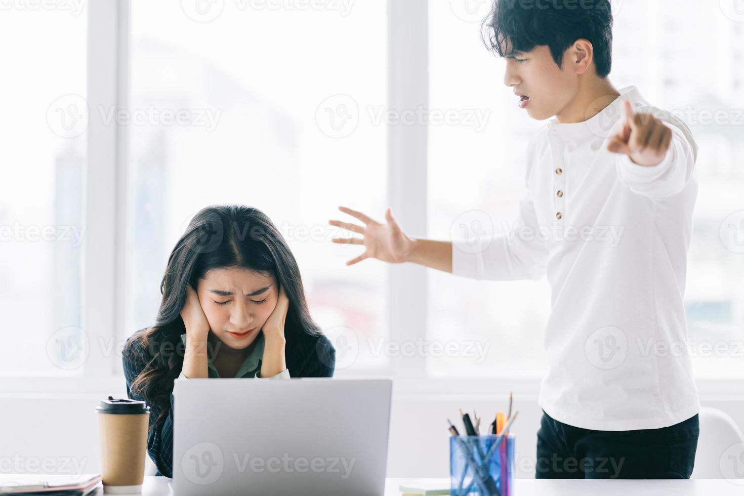 empresário asiático estava gritando furiosamente com sua colega foto