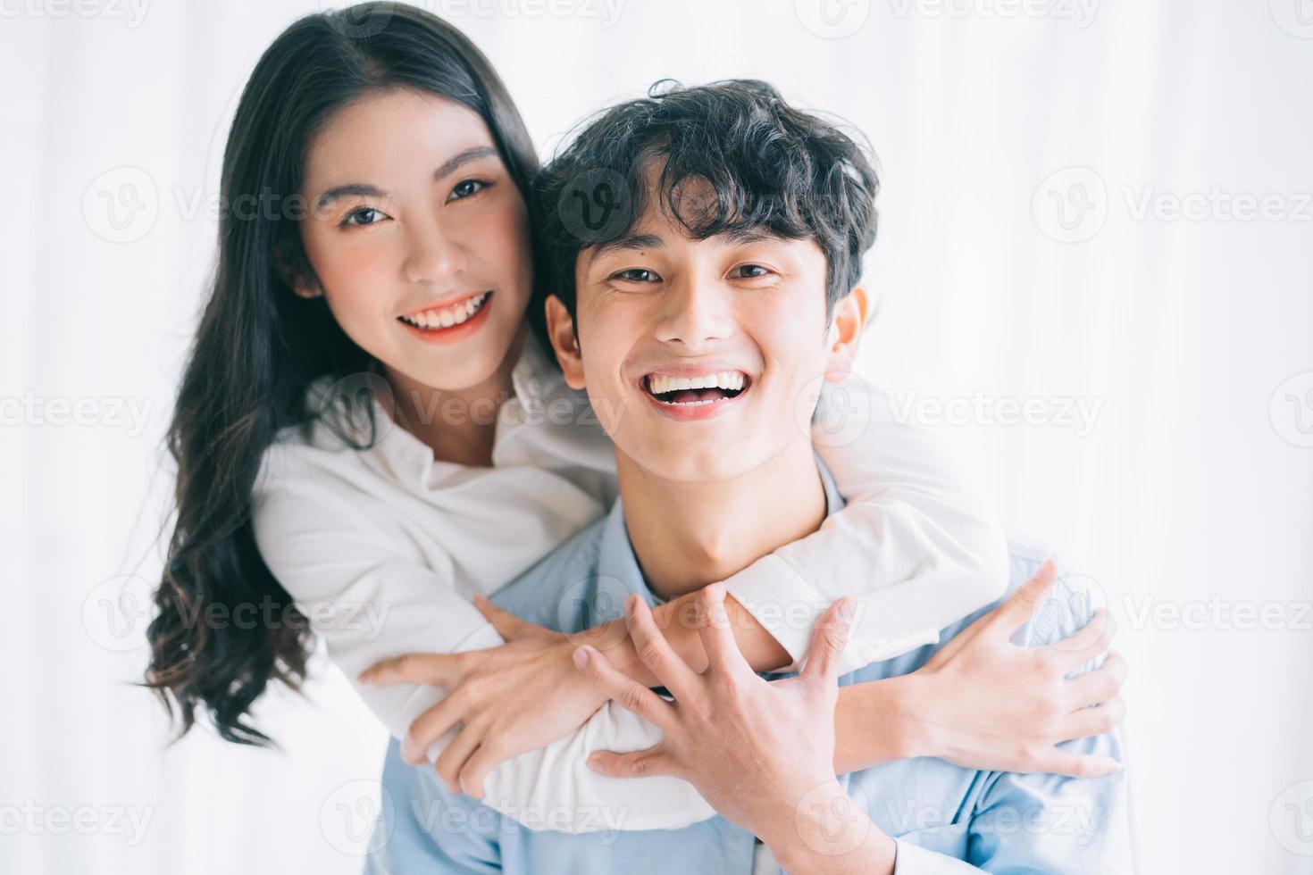 casal asiático se abraçando alegremente foto