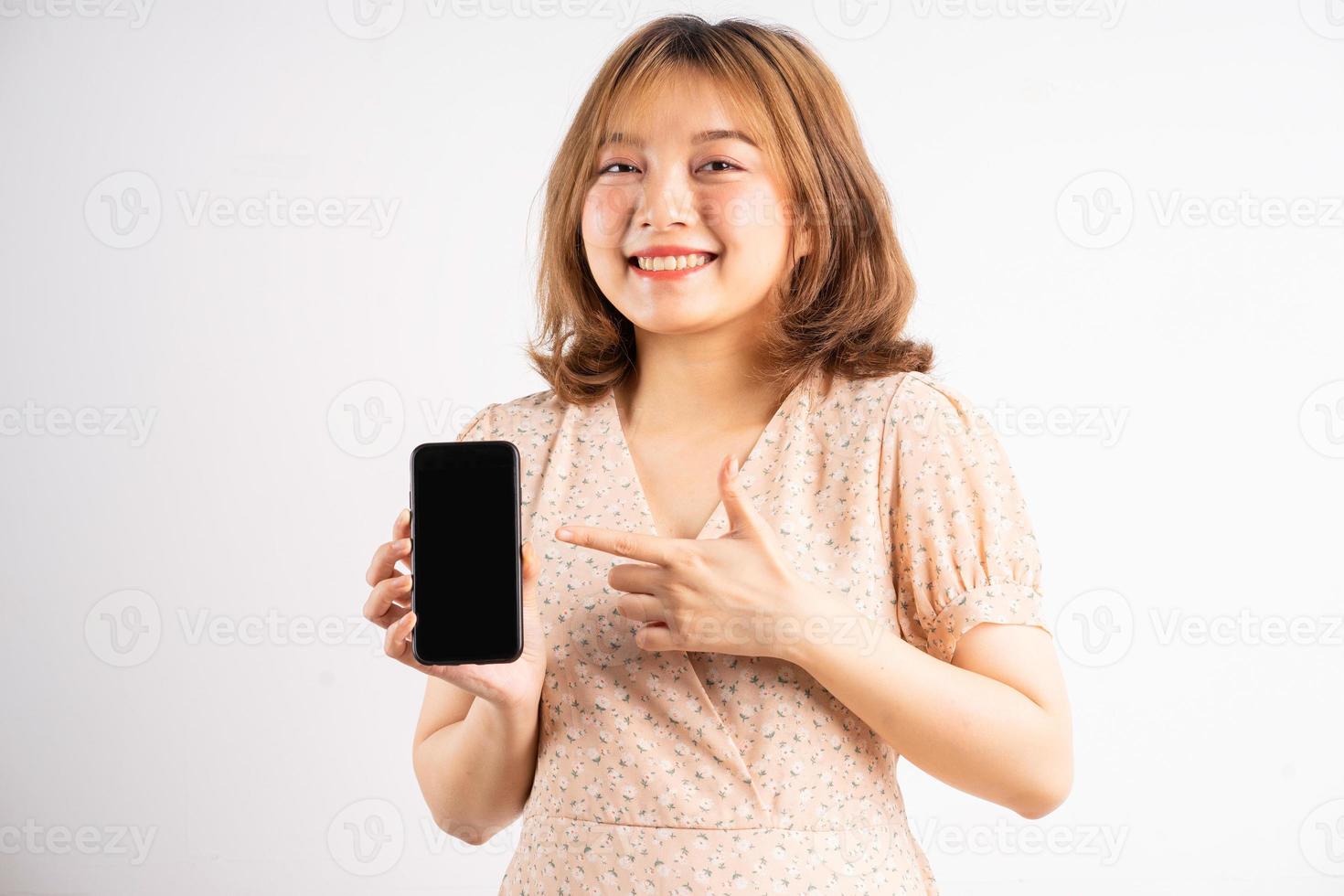 jovem asiática segurando o telefone com expressões, gestos no fundo foto