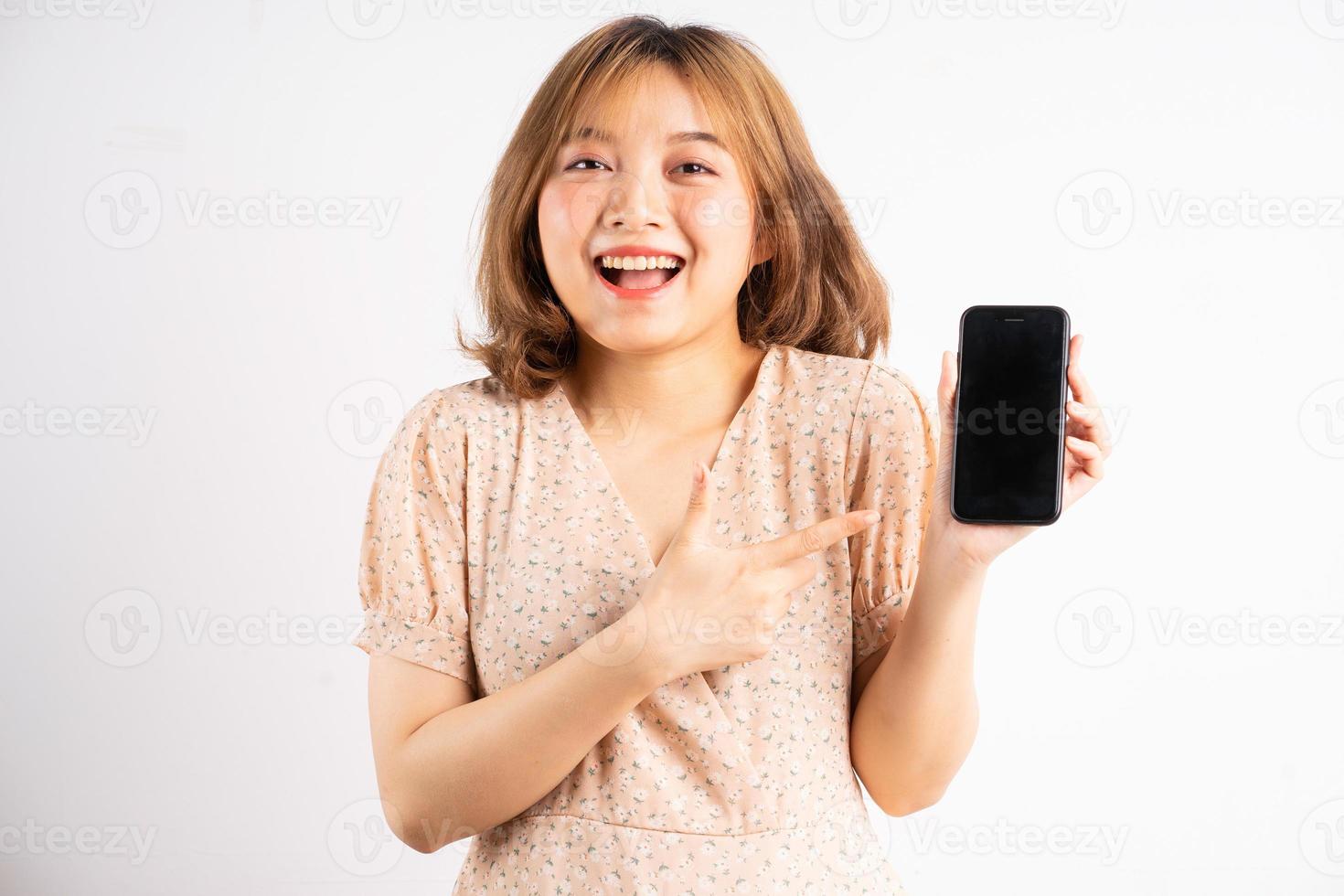 jovem asiática segurando o telefone com expressões, gestos no fundo foto