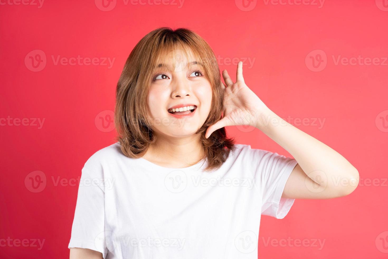 jovem garota asiática com gestos e expressões alegres no fundo foto