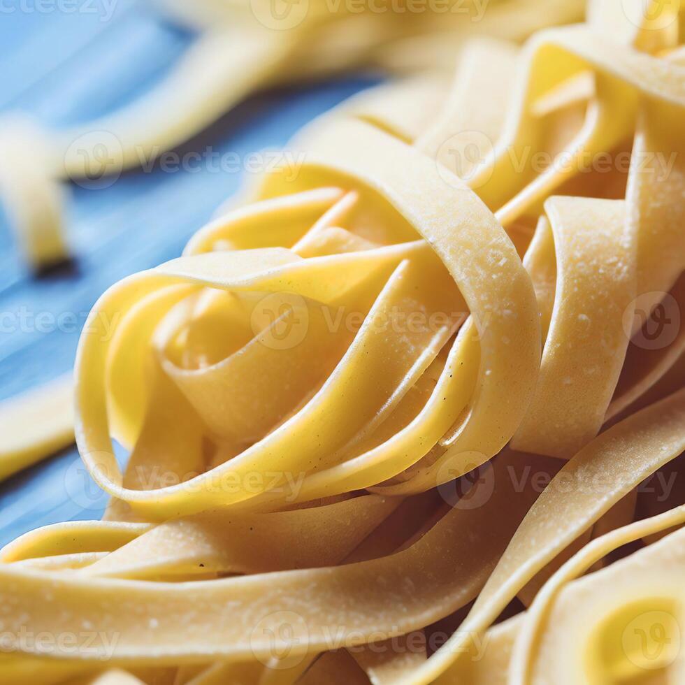 fechar acima do uma cru seco italiano massa fettuccine em azul de madeira mesa. ai generativo foto