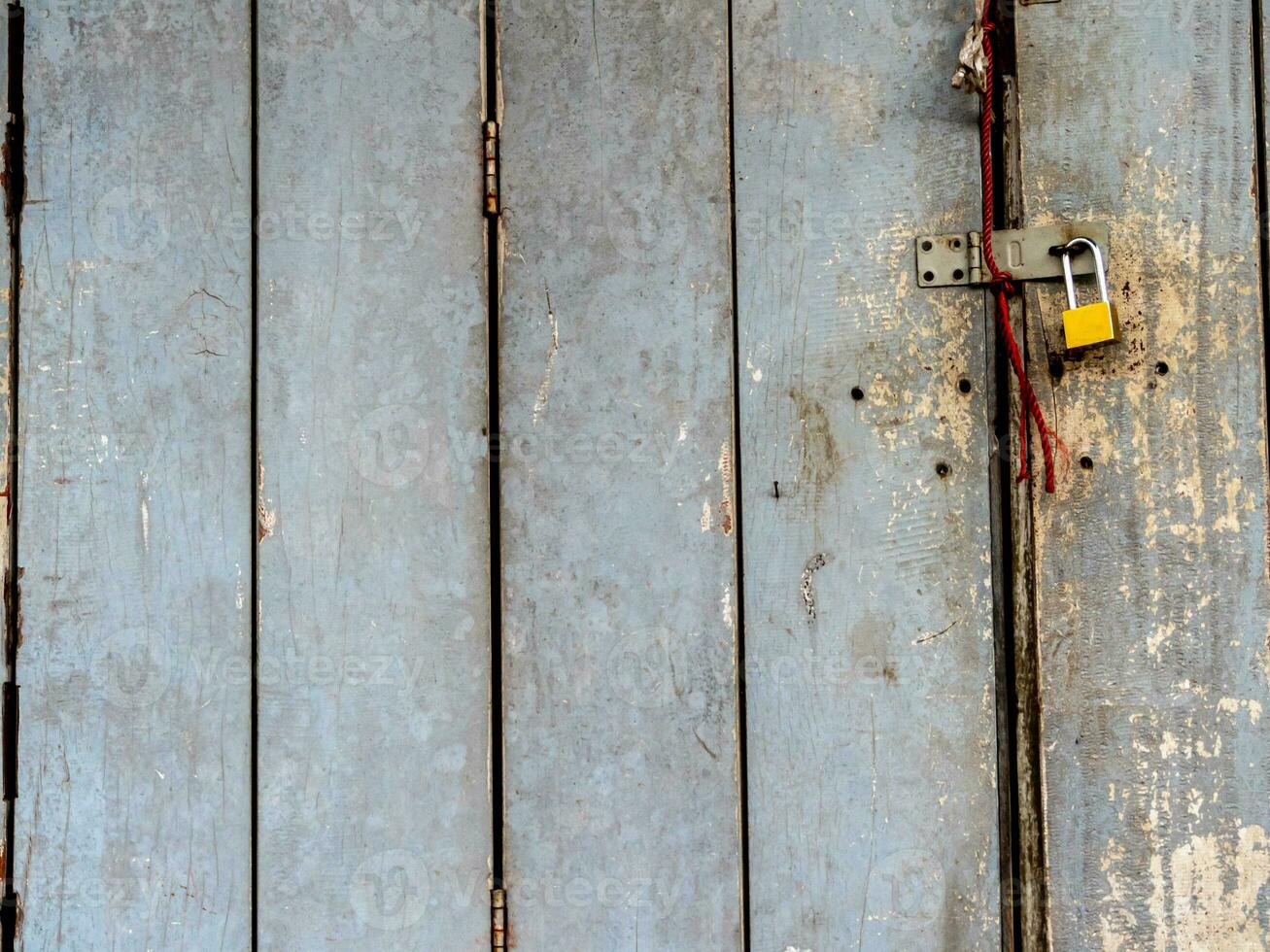velho de madeira dobrando porta trancado com uma chave foto