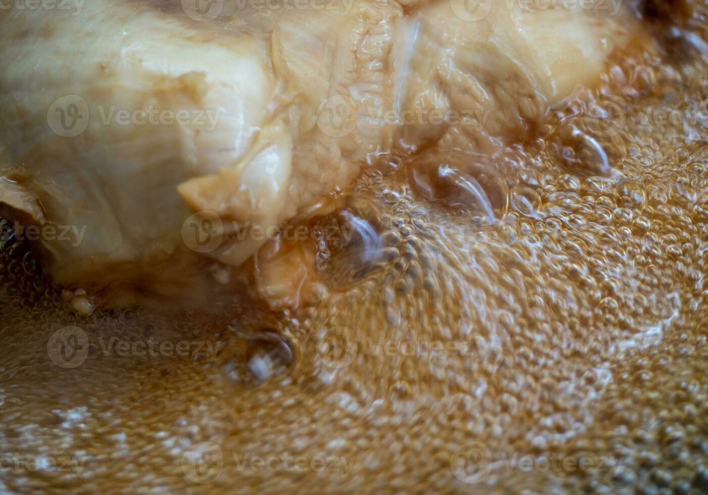 efervescente cozinhando óleo enquanto fritar frango foto