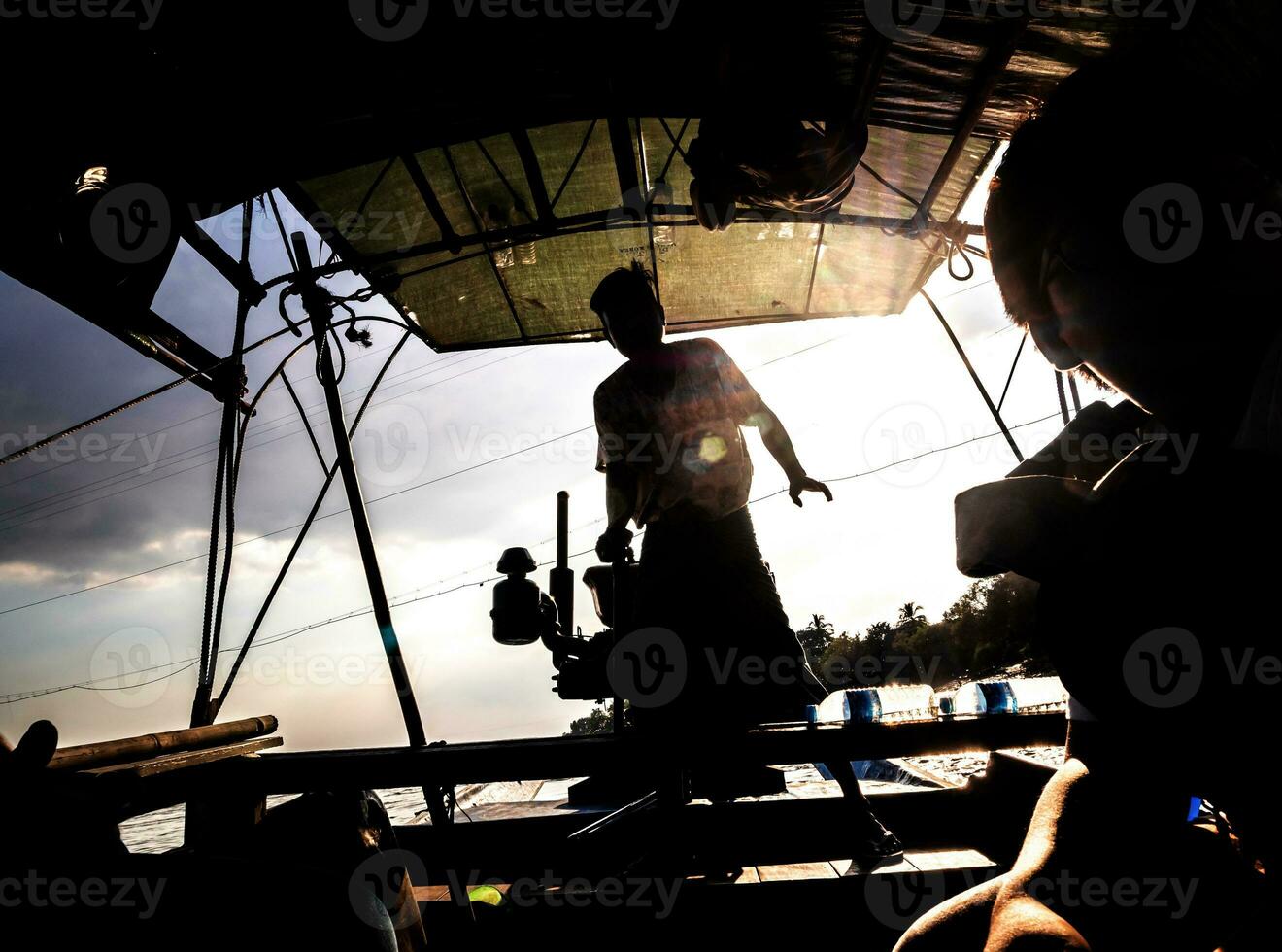 silhueta de um motorista de barco de passageiros à luz do dia foto