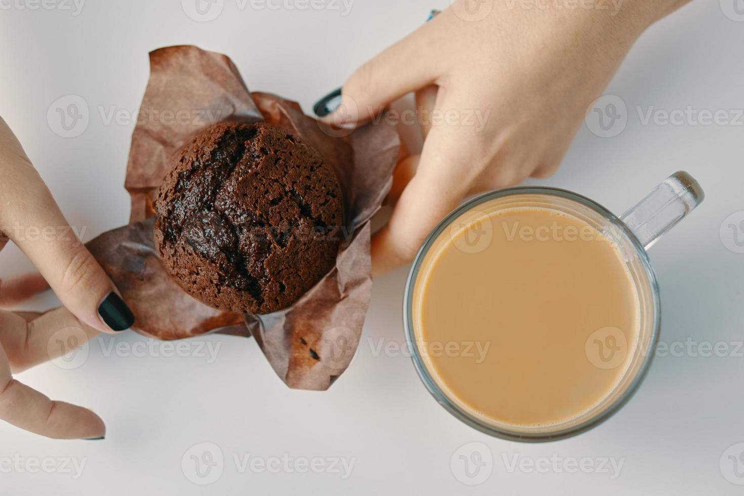 café da manhã na mesa branca. foto