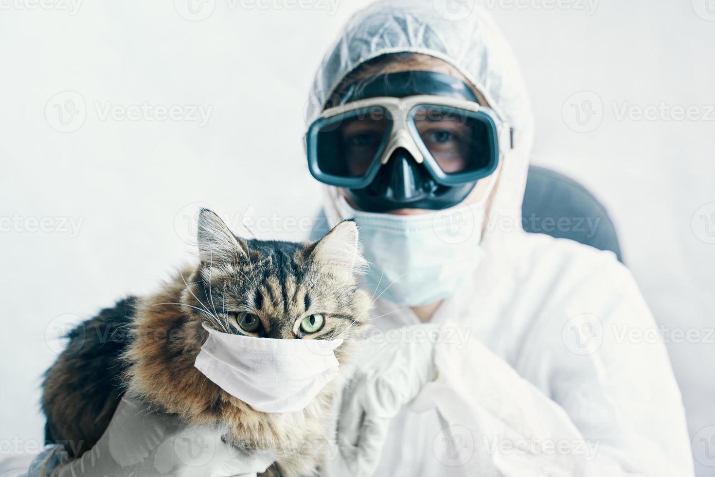 homem de terno e gato com máscara médica foto