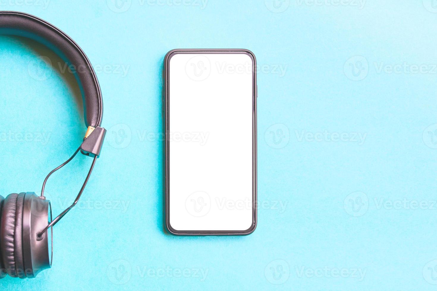 fones de ouvido e smartphone em fundo colorido. foto