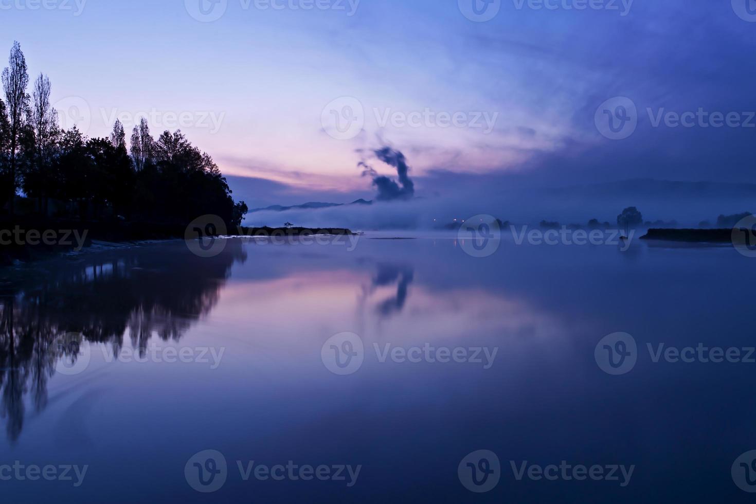 paisagem azul de um rio calmo foto