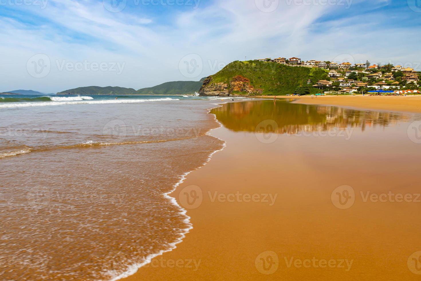 praia tropical com areia dourada foto