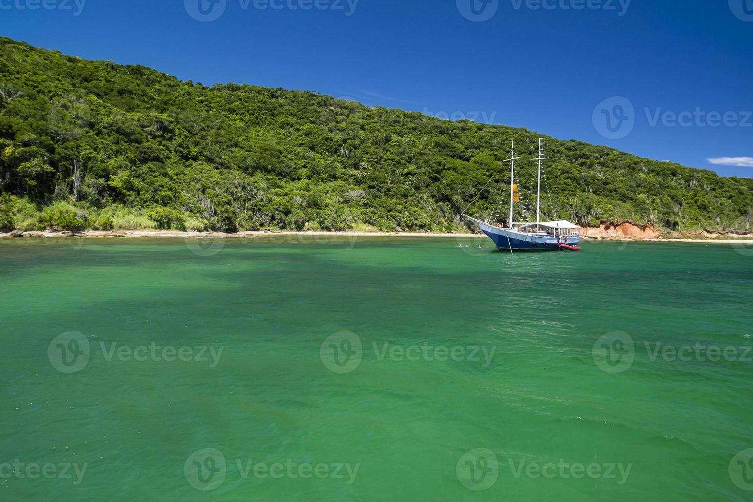 barco nas águas tropicais do brasil foto