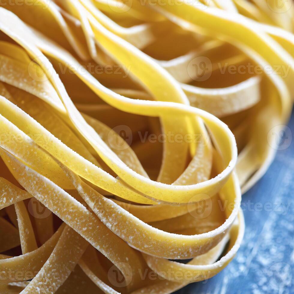 fechar acima do uma cru seco italiano massa fettuccine em azul de madeira mesa. ai generativo foto