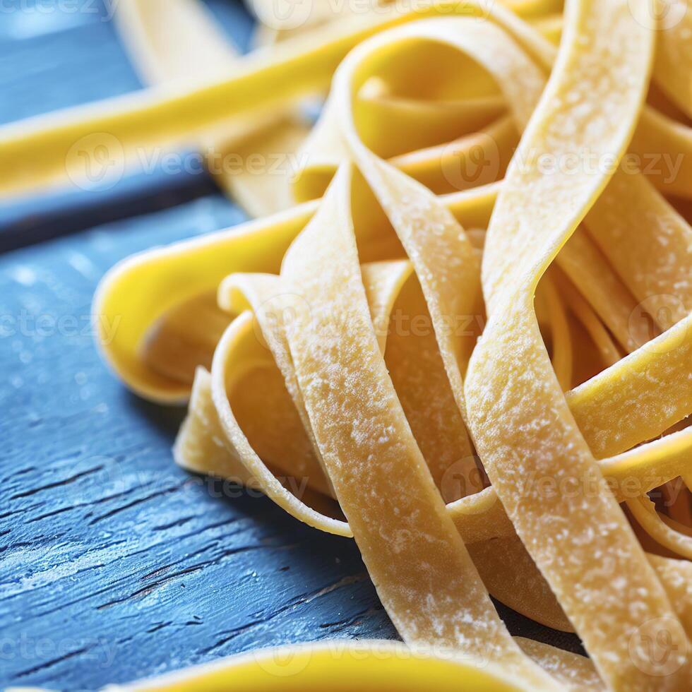 fechar acima do uma cru seco italiano massa fettuccine em azul de madeira mesa. ai generativo foto