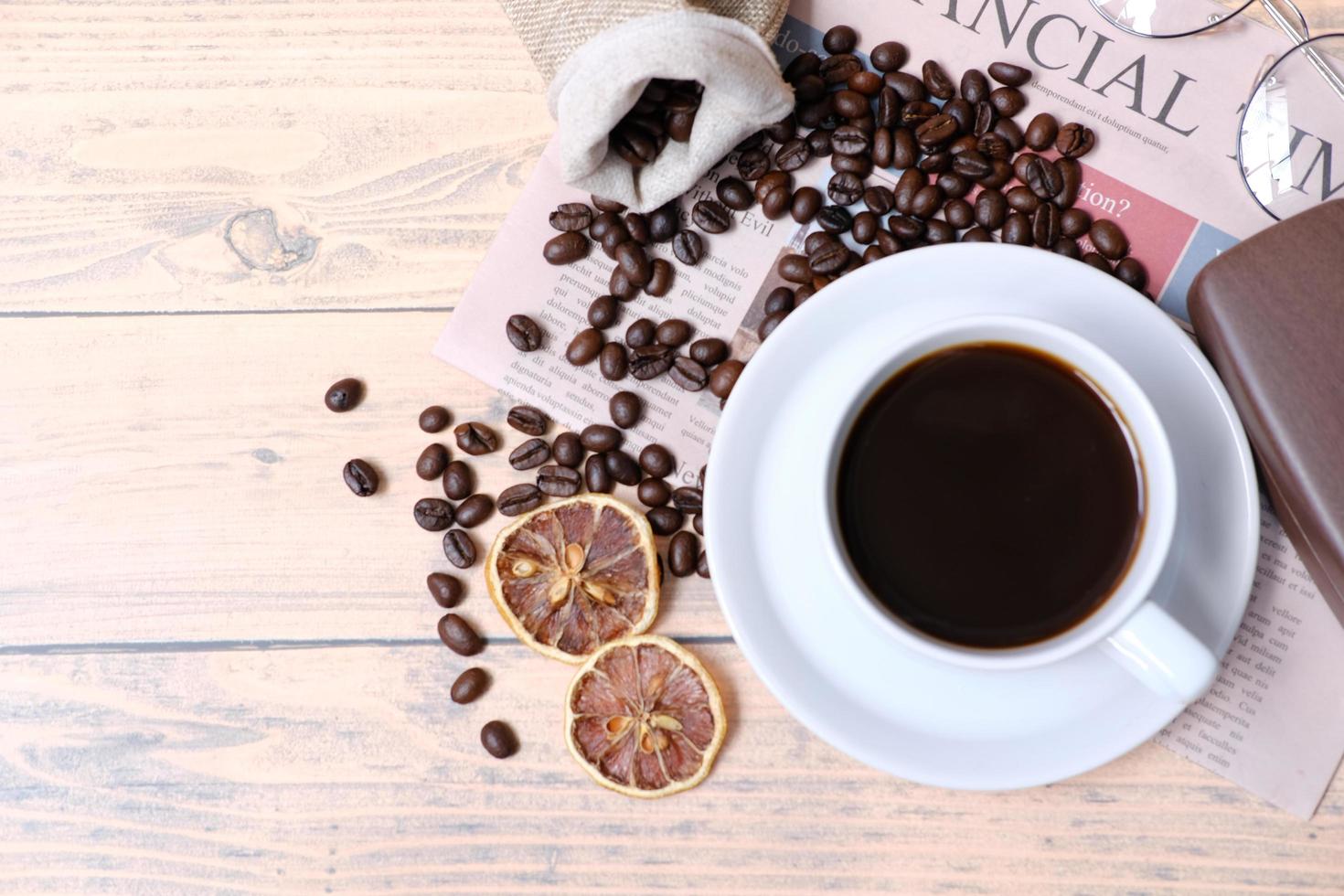 xícara de café na mesa e espaço para texto, café americano de manhã foto