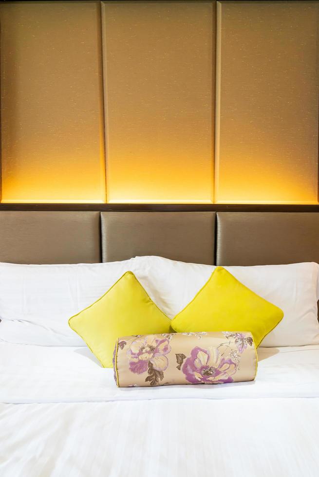 decoração de travesseiro confortável na cama no quarto do hotel foto