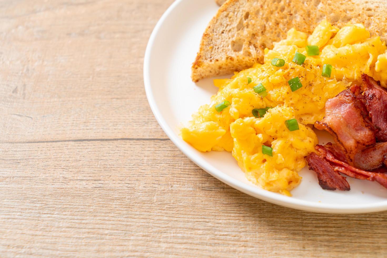 ovo mexido com pão torrado e bacon no café da manhã foto
