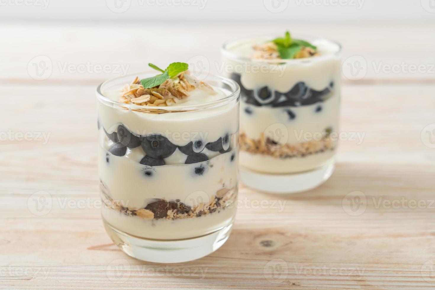 mirtilos frescos e iogurte com granola - estilo de comida saudável foto