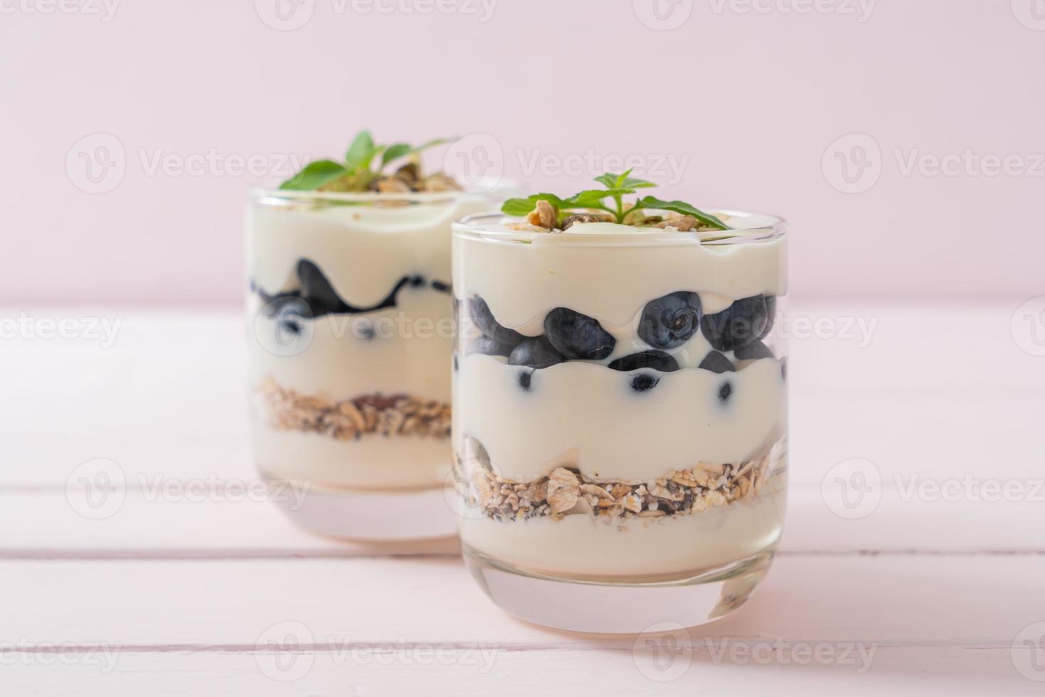 mirtilos frescos e iogurte com granola - estilo de comida saudável foto