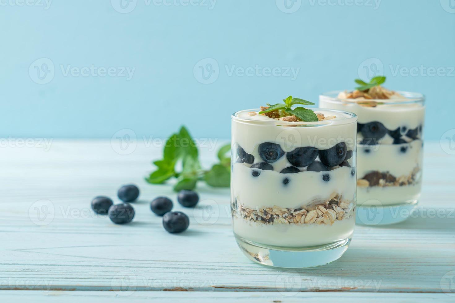 mirtilos frescos e iogurte com granola - estilo de comida saudável foto