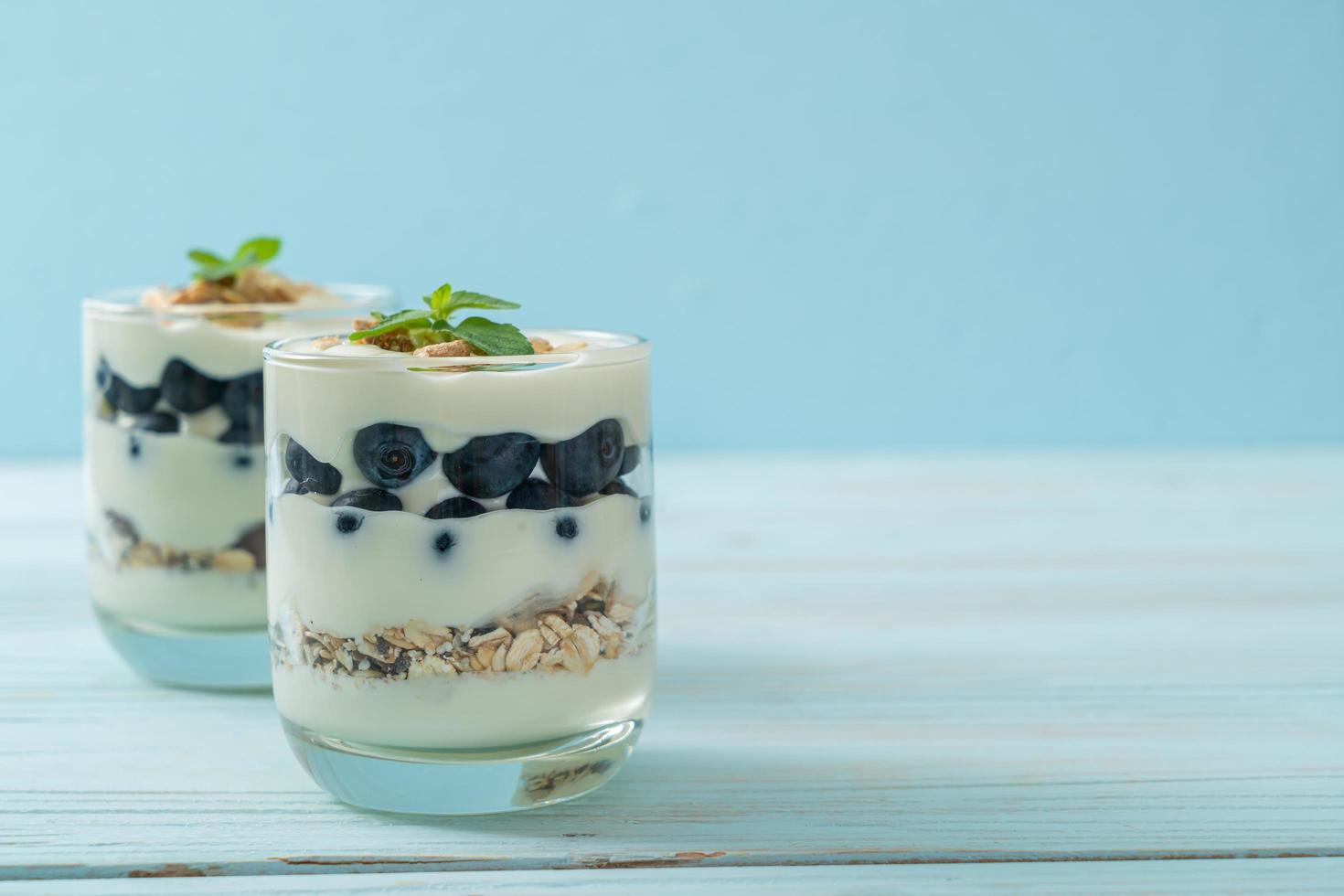 mirtilos frescos e iogurte com granola - estilo de comida saudável foto