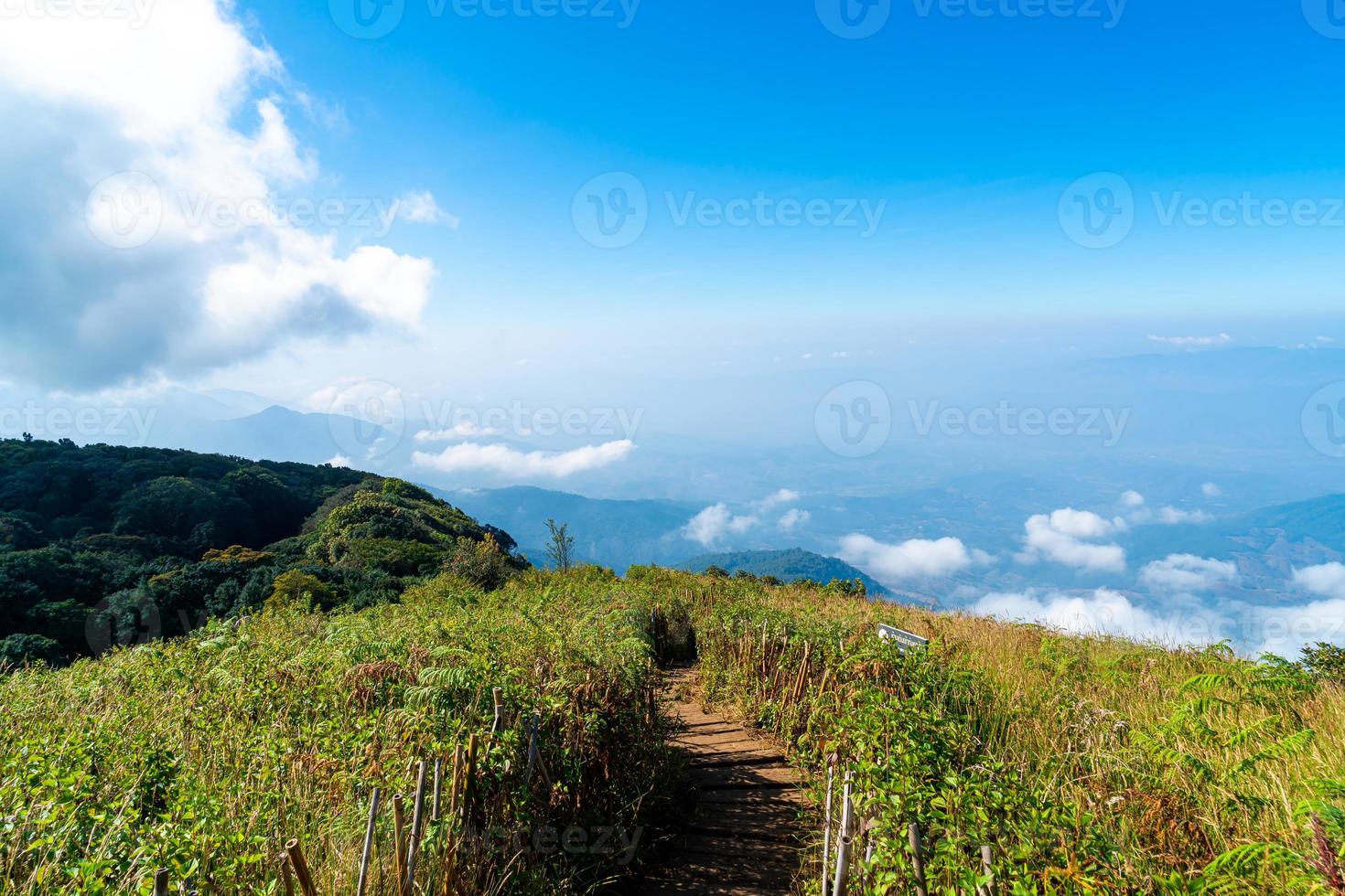 bela camada de montanha com nuvens e céu azul na trilha natural de kew mae pan em chiang mai, tailândia foto