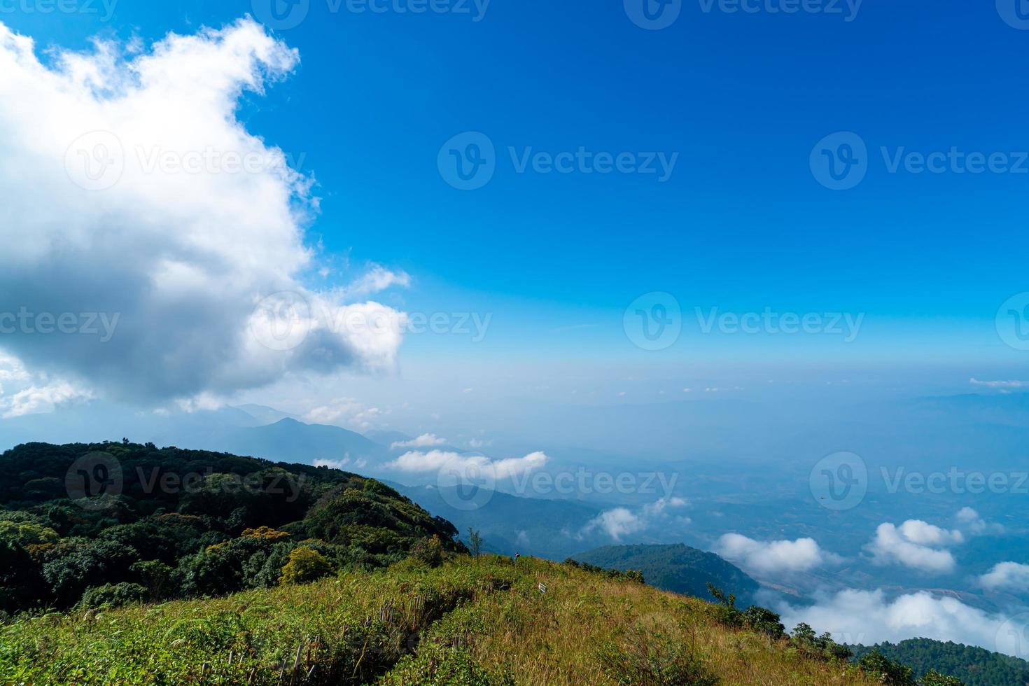 bela camada de montanha com nuvens e céu azul na trilha natural de kew mae pan em chiang mai, tailândia foto