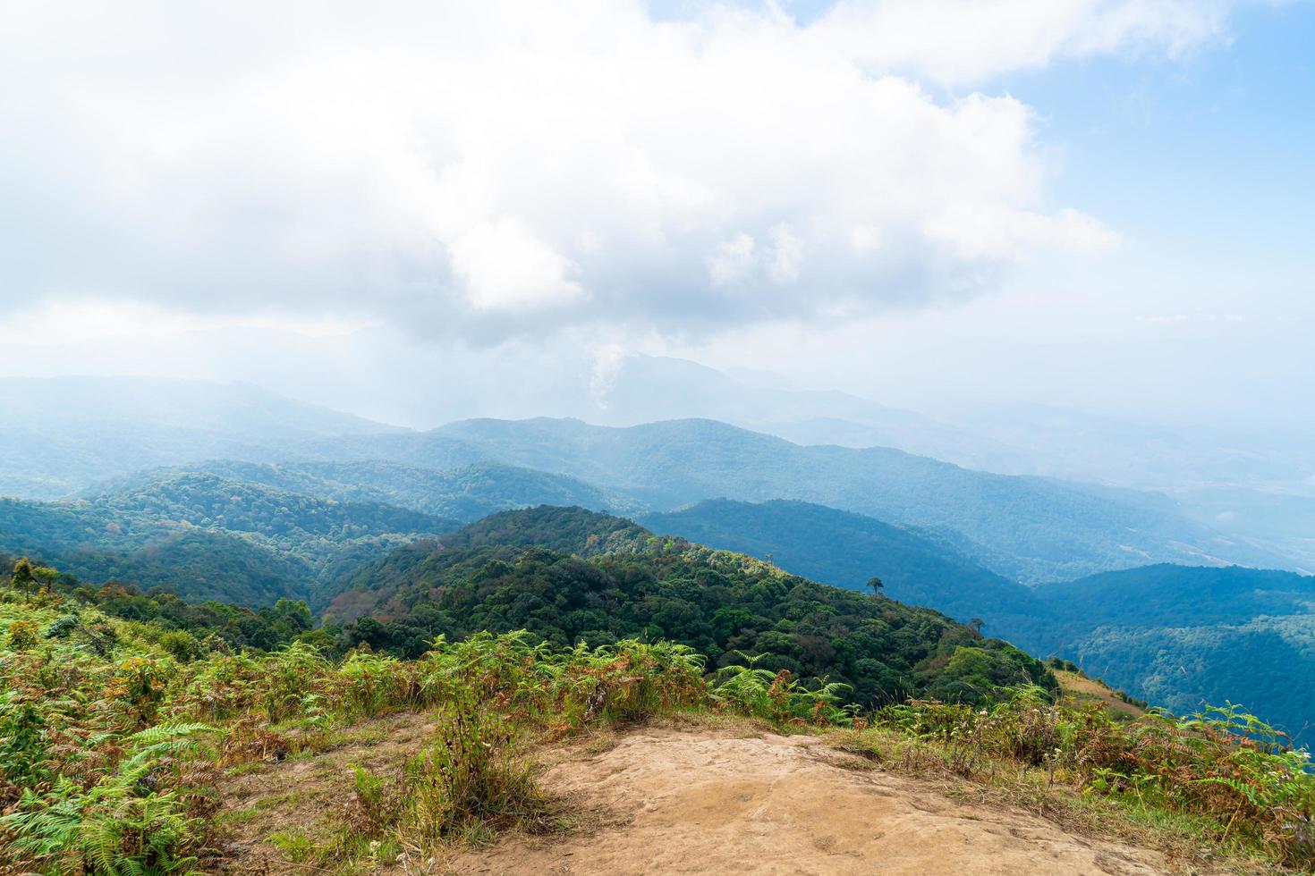 bela camada de montanha com nuvens e céu azul na trilha natural de kew mae pan em chiang mai, tailândia foto