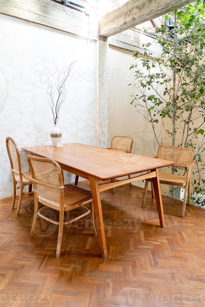 mesa e cadeira vazias em uma cafeteria e um restaurante-café foto