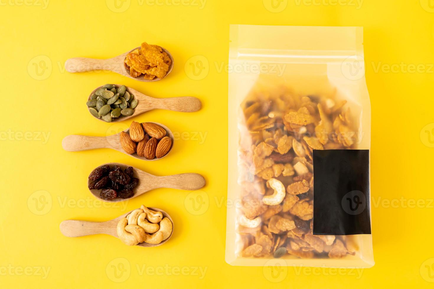 grãos flocos de milho de castanha de caju, amêndoa, sementes de abóbora e sementes de girassol - alimentos saudáveis com vários grãos foto