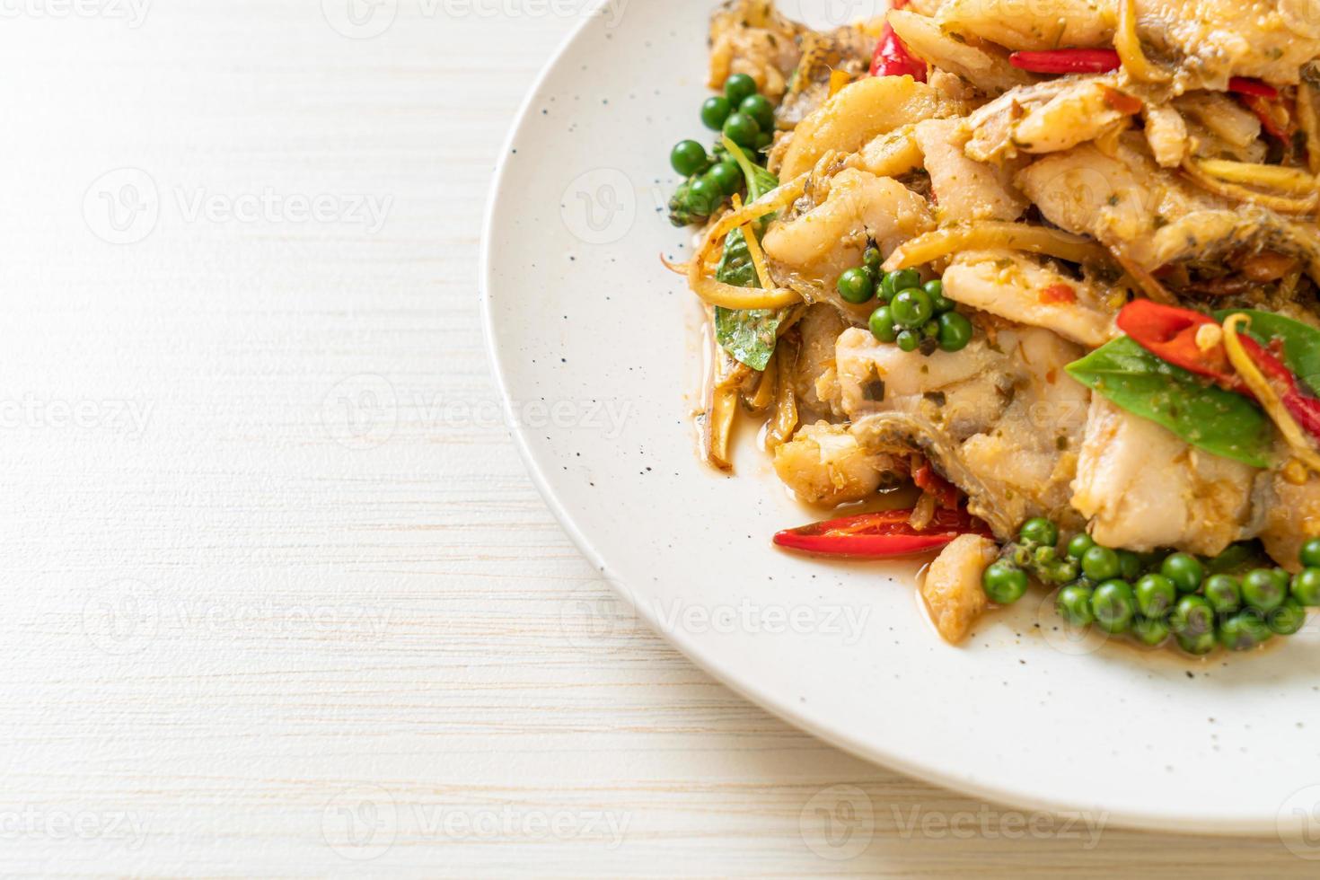 manjericão santo frito com peixe e ervas - estilo de comida asiática foto