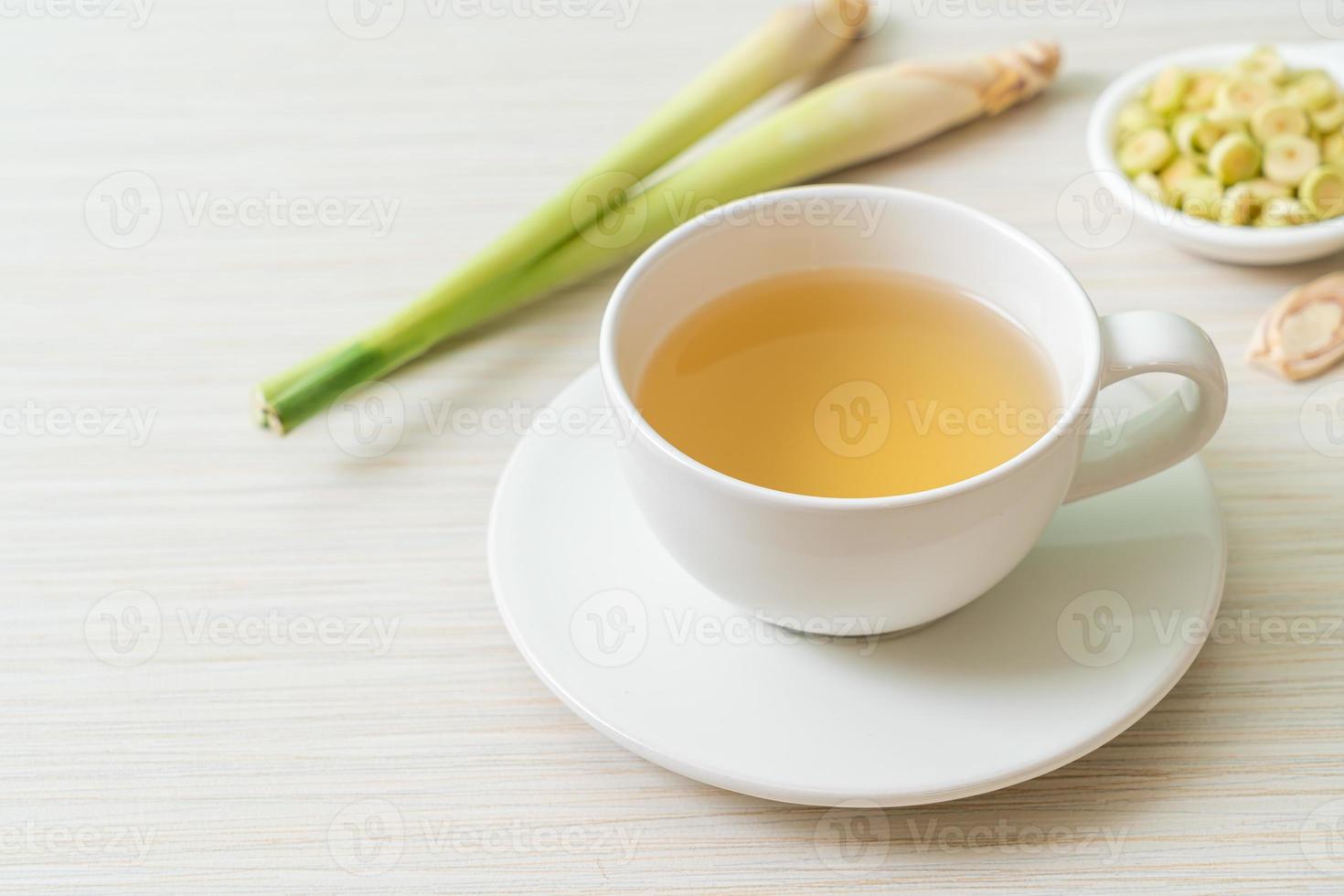 copo de suco quente de capim-limão foto