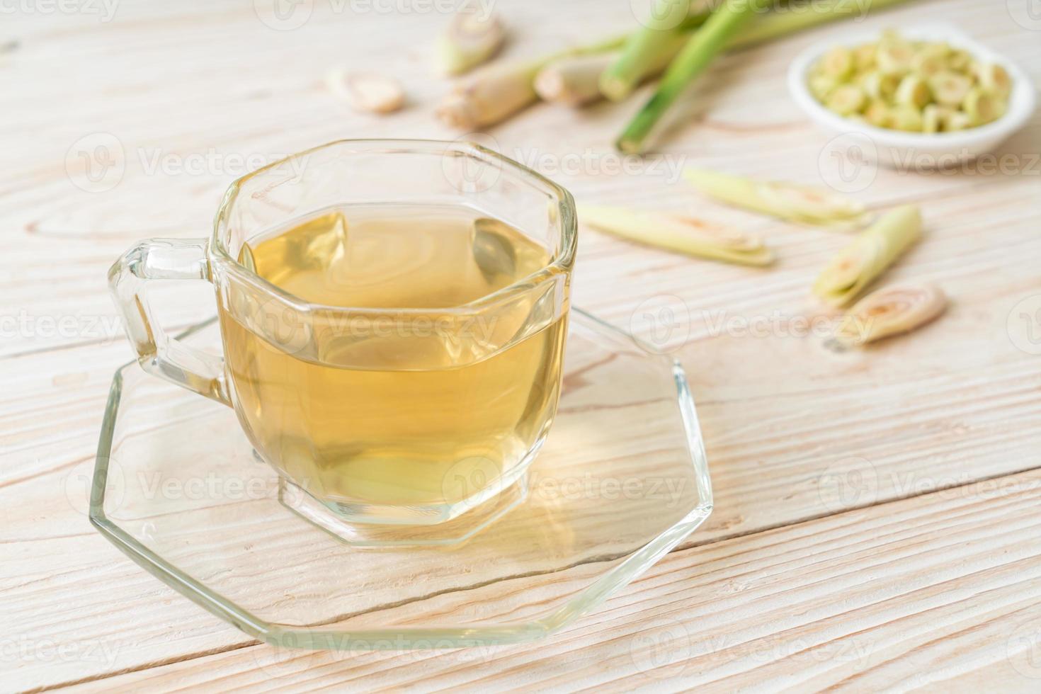 copo de suco quente de capim-limão foto