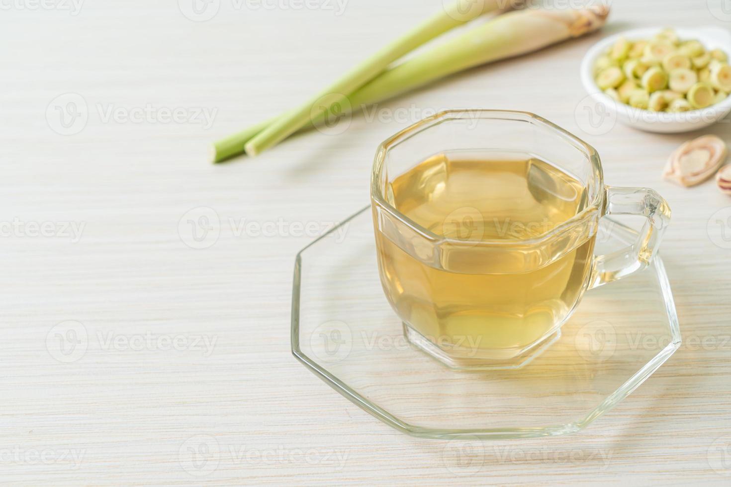 copo de suco quente de capim-limão foto