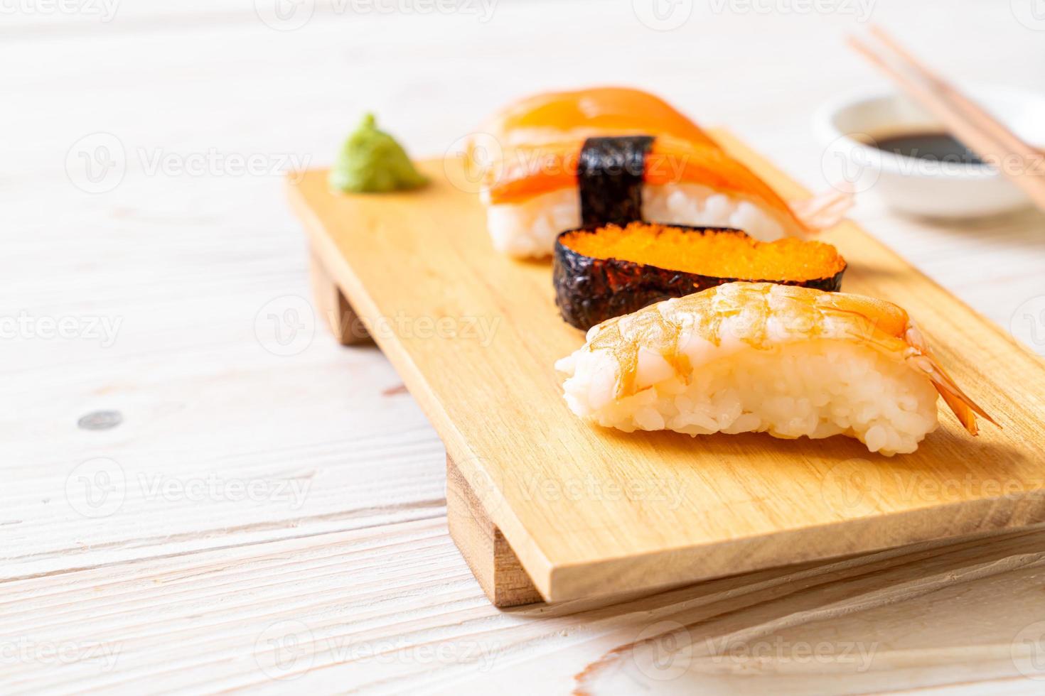 conjunto misto de sushi - comida japonesa foto