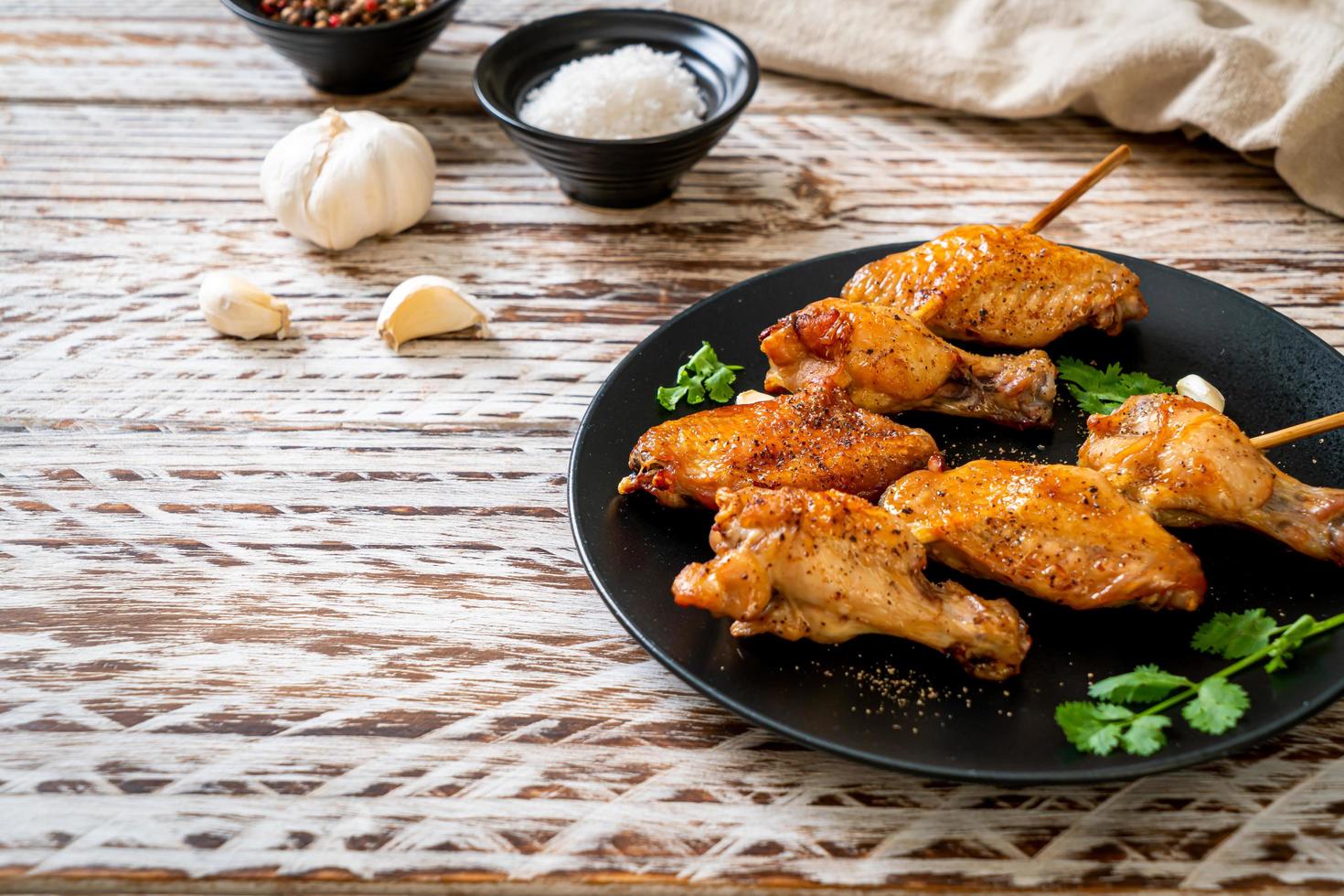 Churrasco de asas de frango grelhado com pimenta e alho foto