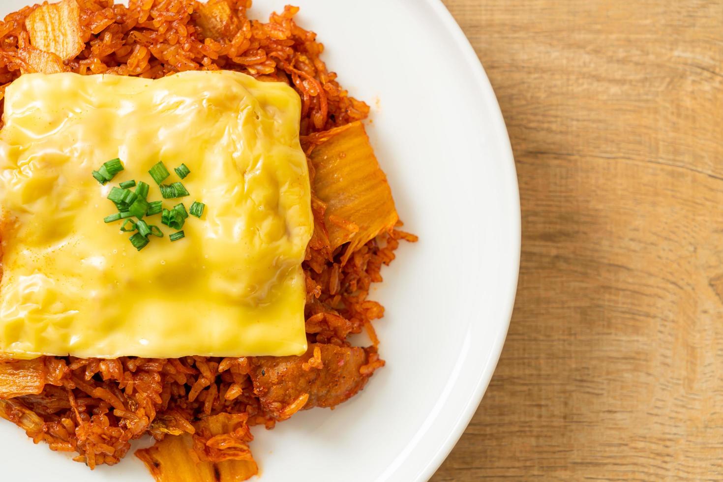 arroz frito kimchi com carne de porco e queijo coberto - comida asiática e fusion foto