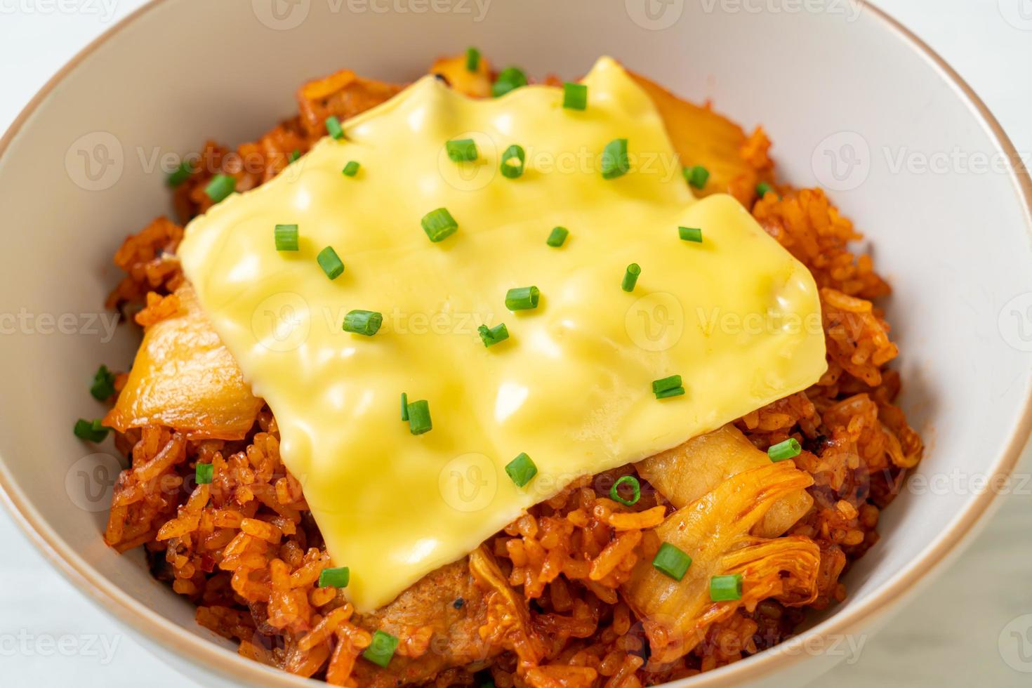 arroz frito kimchi com carne de porco e queijo coberto - comida asiática e fusion foto