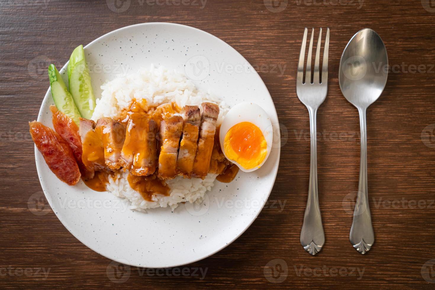 Barriga de porco crocante com arroz com molho vermelho de churrasco foto