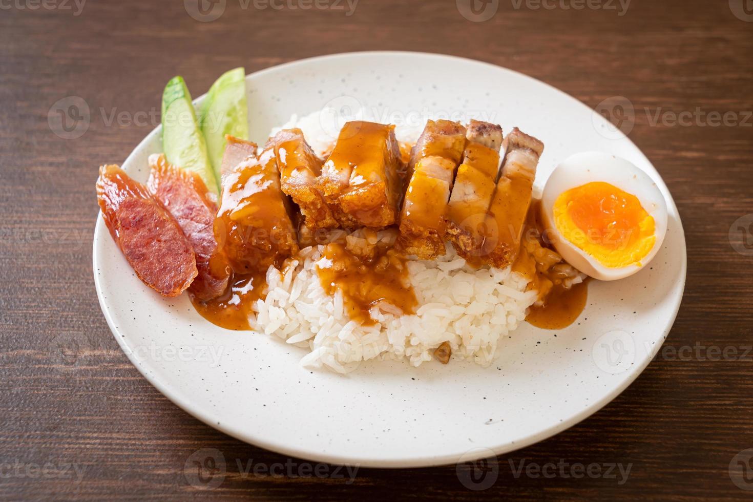 Barriga de porco crocante com arroz com molho vermelho de churrasco foto