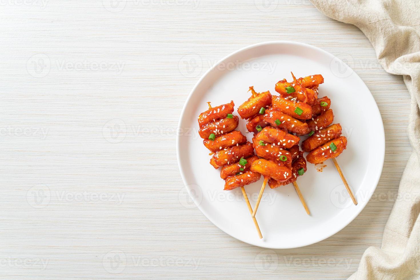 bolo de arroz coreano frito, ou tteokbokki, espetado com molho picante - comida coreana foto