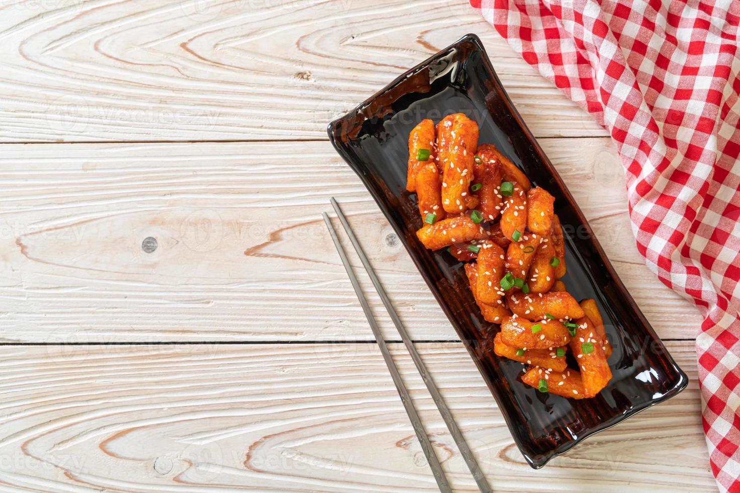 bolo de arroz coreano frito, ou tteokbokki, espetado com molho picante - comida coreana foto