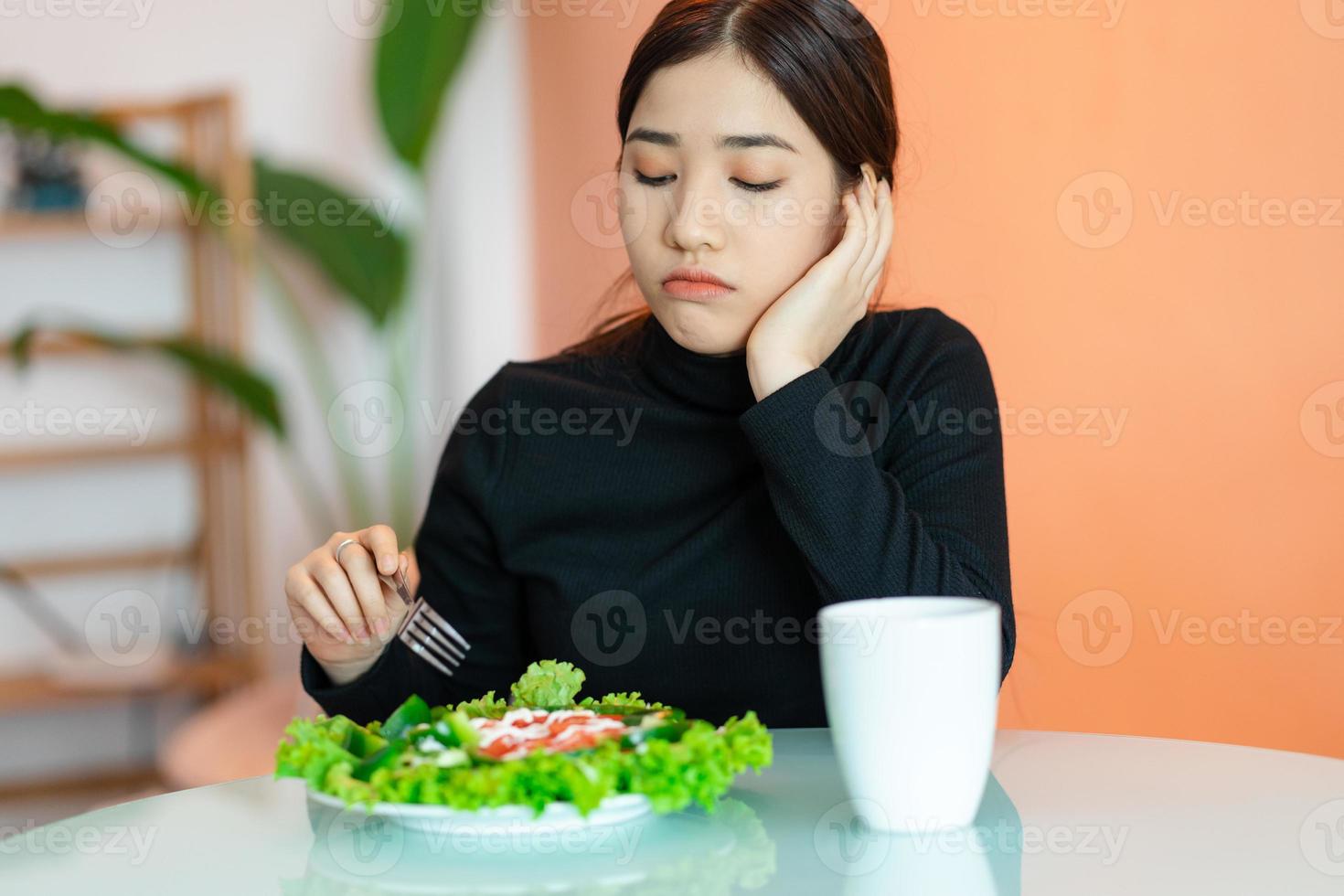 mulher entediada não quer comer foto