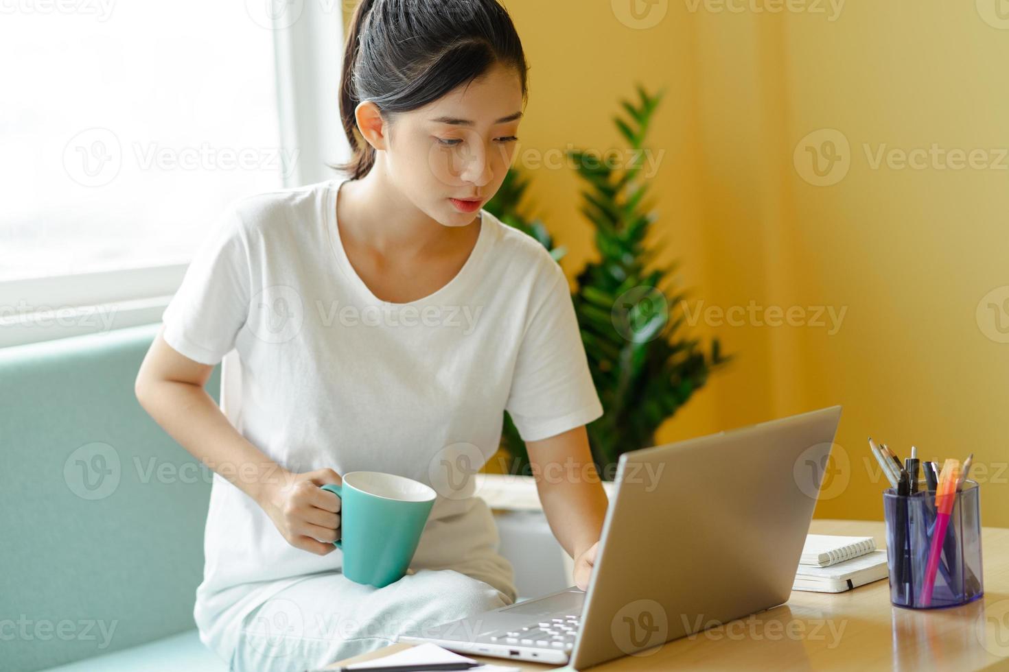 estudante asiática estudando em casa foto