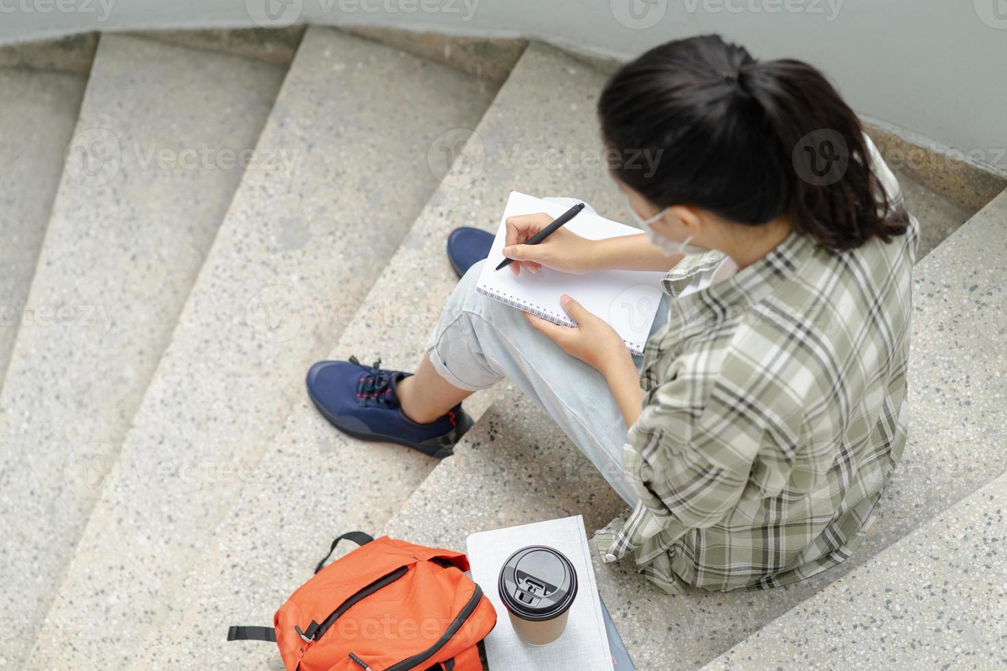 aluno ao ar livre na escola foto